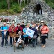 Zarándokok a máriavölgyi Lourdes-i barlangnál
