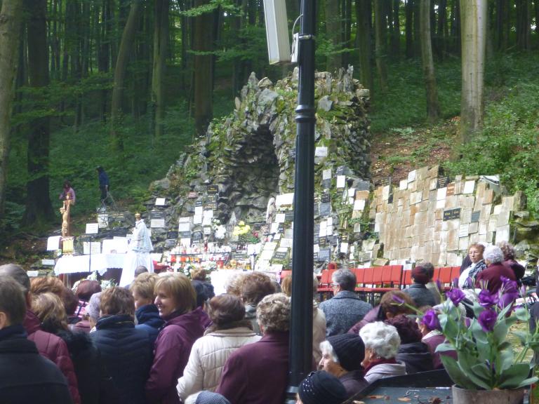 Ünnepi szentmise a kegyhely Lourdes-i barlangjánál