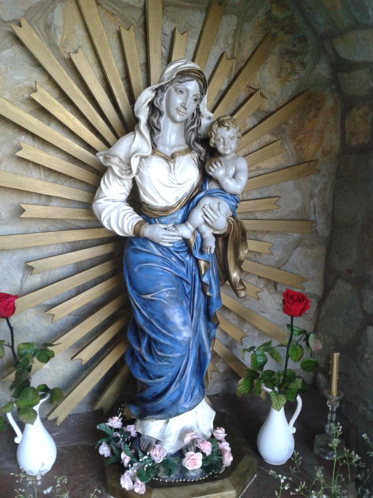 A Szűz Mária szép szobra a kápolnában