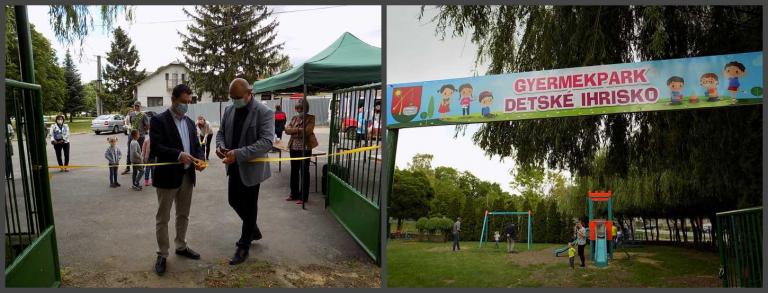 Köbölkúton Szőcs Ferenc polgármester és Bolya Szabolcs alpolgármester átvágják az új játszótér szalagját