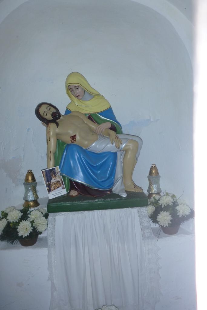 Fájdalmas Szűzanya szobra az útmenti kápolnában