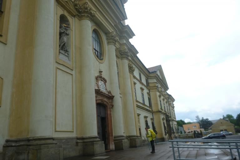 A kegytemplom és a kolostor a magyar alapítású pálos rend egyik szerzetesének tervei alapján épült fel