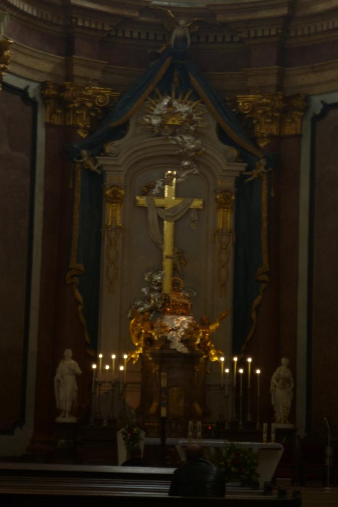 Az oltáron látható a Fájdalmas Szűz kegyszobra