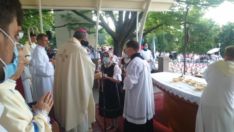Népviseletbe öltözött zoboralji asszonyok viszik az adományokat Veres püspök úrnak a szabadtéri oltárra (Fotó: Zilizi Kristóf/Felvidék.ma)