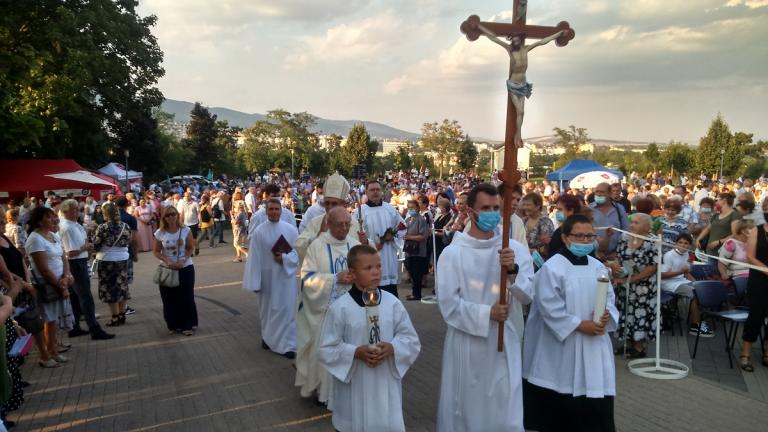 Ünnepi kivonulás a szentmise végén (Fotó: Zilizi Kristóf/Felvidék.ma)