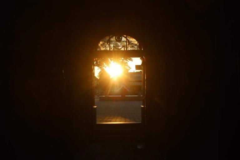 A lenyugvó Nap is bekukkantott a templomajtón (Fotó: Bokor Klára)