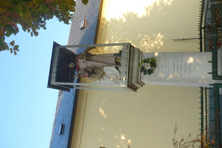 Keresztelő Szent János szobra a templom előtt
