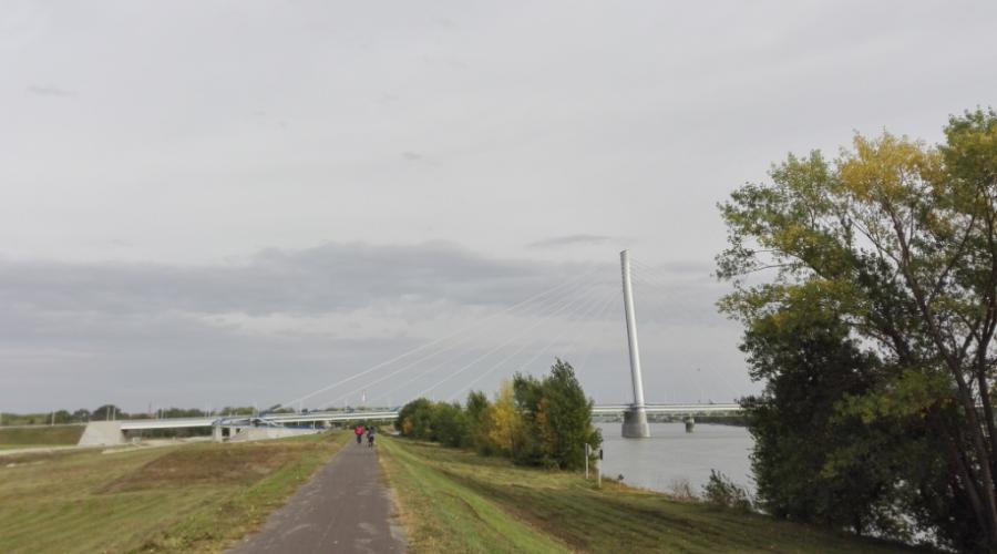 Az új komáromi hídnál Az új komáromi hídnál
