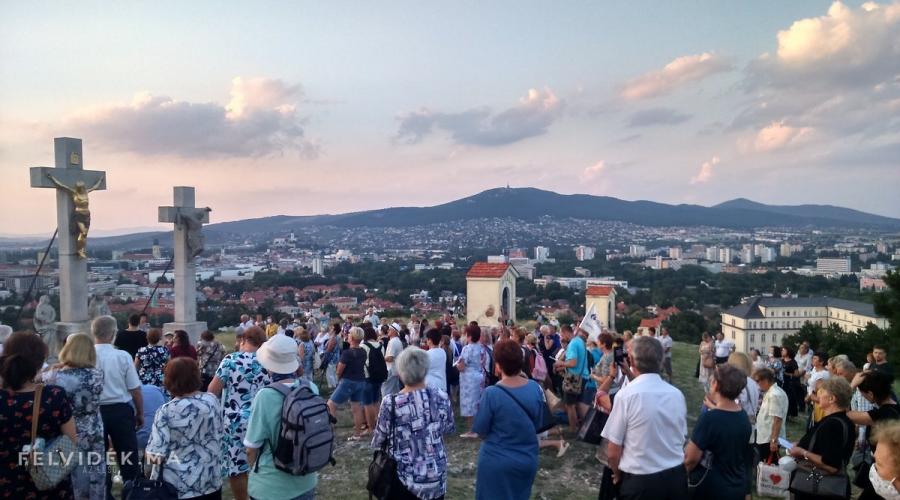 A hívek a nyitrai Kálvária-hegyen (Fotó: Zilizi Kristóf/Felvidék.ma) A hívek a nyitrai Kálvária-hegyen (Fotó: Zilizi Kristóf/Felvidék.ma)