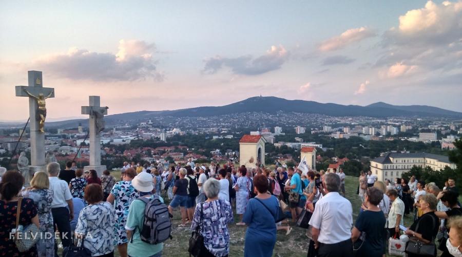 A hívek a nyitrai Kálvária-hegyen (Fotó: Zilizi Kristóf/Felvidék.ma)