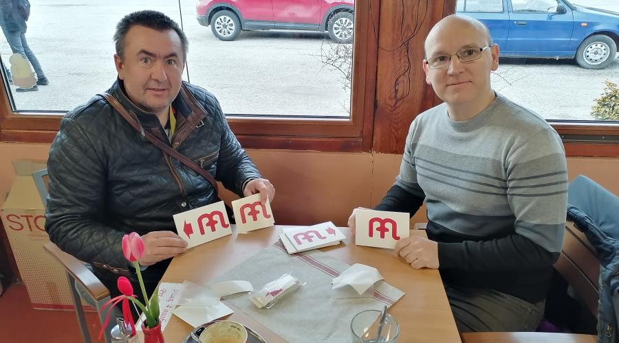 Batin Péter és Fekete László a táblácskákkal Batin Péter és Fekete László a táblácskákkal